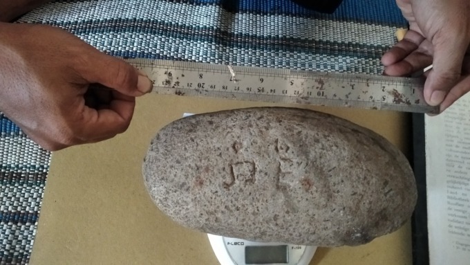 DIKAJI: Batu tulis yang ditemukan Yayasan Boemi Poeger diteliti untuk mengetahui usia dan peninggalan dari mana.