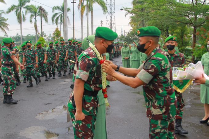 SERAH TERIMA: Mayor Inf Ragil Jaka Utama, menerima tongkat komando sebagai Komandan Batalyon Infanteri 527/BY yang baru.