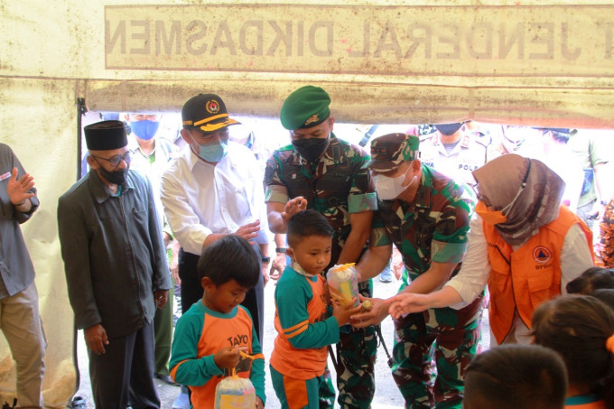 PEDULI KORBAN SEMERU: Menko PMK Muhadjir Effendy, bersama Komandan Yonif 5277/BY, serta Wakil Bupati Lumajang Indah Amperawati, ketika mengunjungi korban erupsi Gunung Semeru.