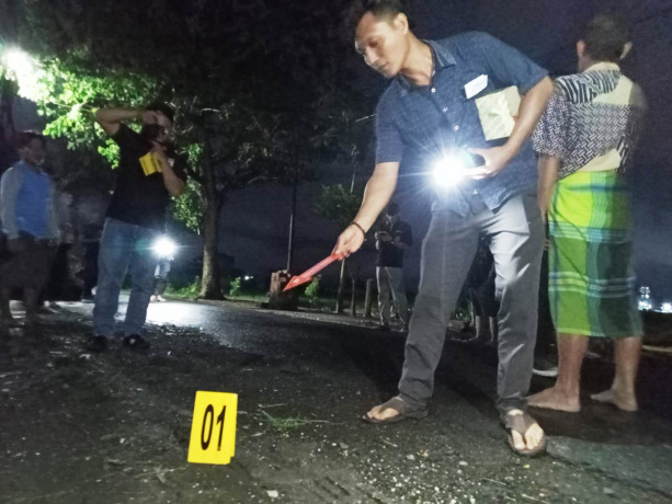 SELIDIK: Tim Inafis Polres Jember melakukan olah TKP di lokasi kejadian, Lingkungan Karang Genting, Dusun Penitik, Desa Wonosari, Kecamatan Puger, Jember, Senin (14/3) malam.