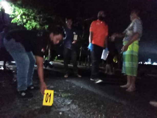 USUT TUNTAS: Tim Inafis Polres Jember melakukan oleh TKP di lokasi pembacokan, Lingkungan Karang Genting, Dusun Penitik, Desa Wonosari, Kecamatan Puger, Senin (13/3) malam.