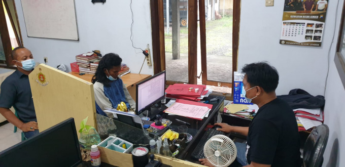 TERTUNDUK LESU: Penyidik Polsek Jenggawah sedang meminta keterangan dari Jemak. Pria 37 tahun ini ditetapkan sebagai tersangka atas kasus pencabulan terhadap gadis di bawah umur.