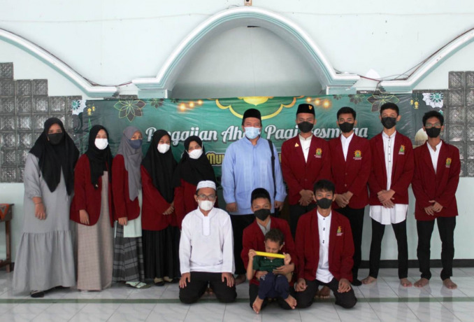 KHIDMAT: Tim Resmuga foto bersama dengan Ustadz Muhammad Habibi Hamzah, Lc, MPd, seusai pengajian ahad pagi.