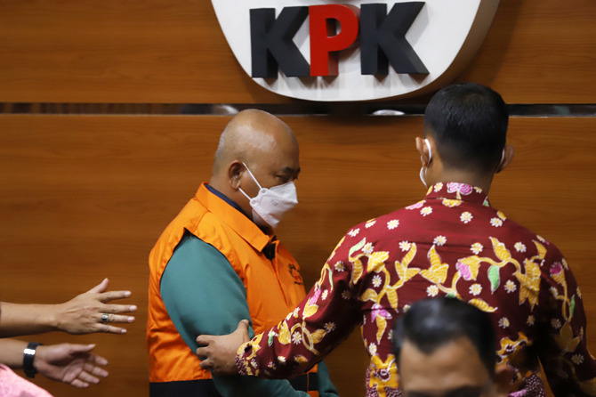 Wali Kota Bekasi Rahmat Effendi ditahan usai menjalani pemeriksaan di Gedung KPK Merah Putih, Jakarta, Kamis (6/1/2022), Pasca terjaring Operasi Tangkap Tangan (OTT), oleh Tim Satgas KPK pada Rabu (5/1/2022) siang. (Dery Ridwansah/ JawaPos.com)