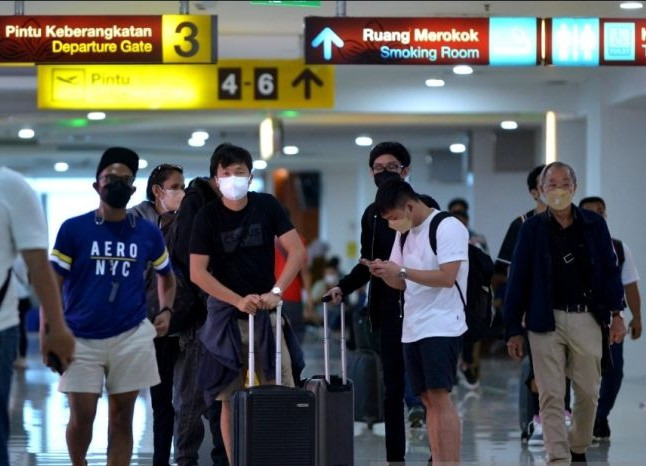 Puncak Gelombang Omicron Terlewati Sejumlah penumpang di area Terminal Domestik Bandara I Gusti Ngurah Rai Bali. (Dok JawaPos.com)
