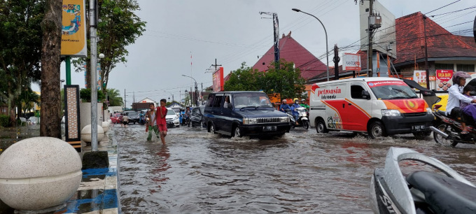 MULAI SURUT: Jalan raya depan Pendapa Bupati Jember tergenang air akibat hujan deras yang mengguyur kawasan kota, Jumat (18/3) sore.