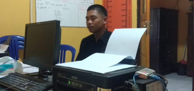 JADI PENGHUNI BUI: Laikur Rohman, tersangka penganiayaan terhadap pamannya saat dimintai keterangan di Polsek Silo.