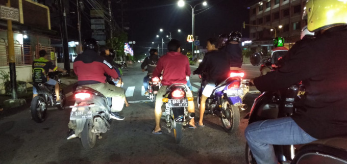 ANCANG-ANCANG: Beberapa anak muda yang akan menggelar balap liar tengah mengambil start di kawasan lampu merah depan Hotel Bandung Permai, Jumat (18/3) malam.