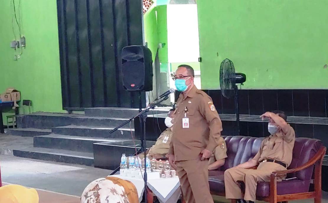 WASPADA: Plt Kepala Dispendik Jember Suko Winarno ketika memberi sambutan di acara kedinasan. Dia mengimbau agar para kepala sekolah tak gampang percaya jika ada orang yang menelepon dan mengaku dirinya. Apalagi meminta sesuatu.