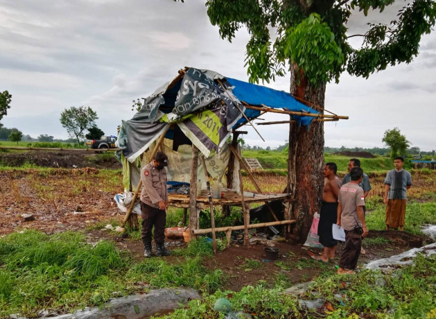 LOKASI KEJADIAN: Polisi sedang melakukan olah TKP di gubuk tempat korban tersambar petir, Minggu (20/3) sore kemarin.