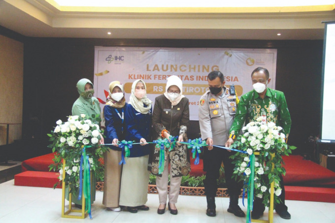 RESMIKAN: Wakil Bupati Lumajang Indah Amperawati bersama Direktur RS Djatiroto dr. Dyah Ayu Retno Palupi didampingi Direktur PT Nusantara Sebelas Medika dr. Titin Amrih Wilujeng MM serta Kapolres Lumajang AKBP Dewa Putu meresmikan Klinik Fertilitas pertam