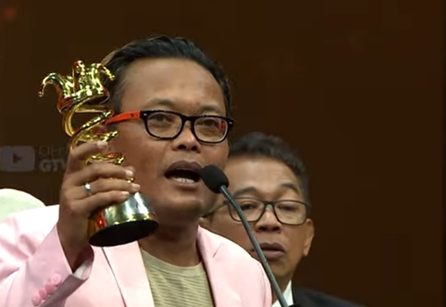Sule gembira karena meraih penghargaan sebagai Komedian Terfavorit di ajang Indonesian Comedy Awards 2022