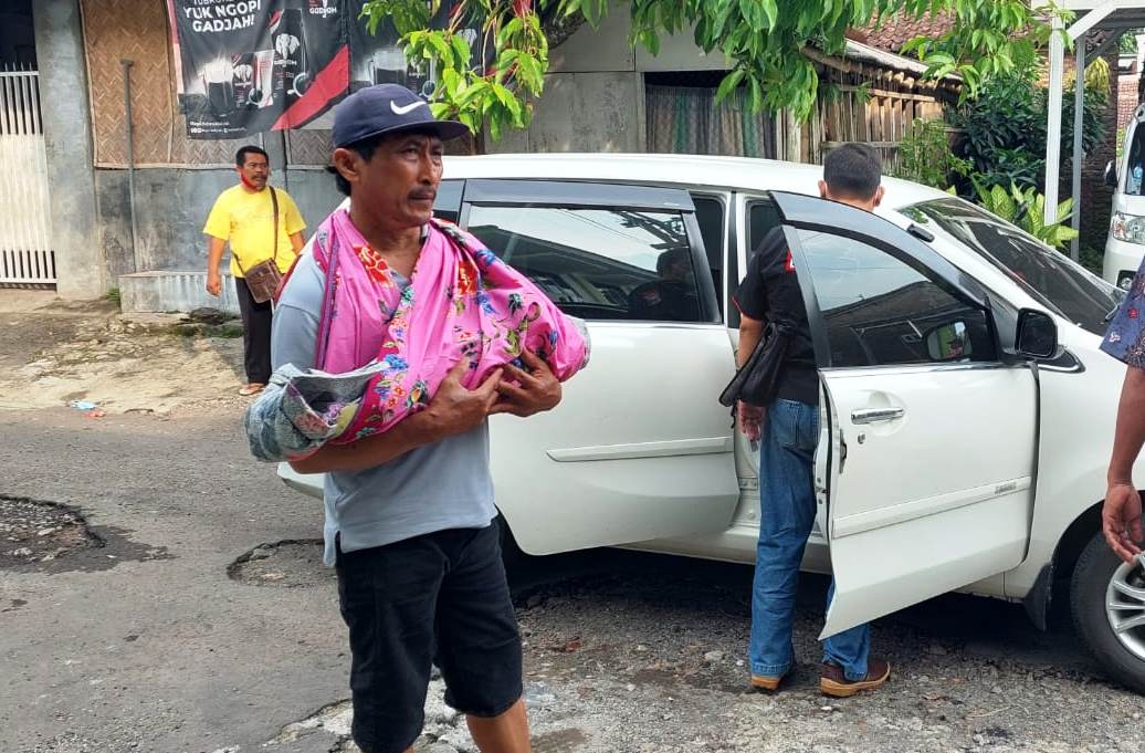 PROSES PENYELIDIKAN: Jasad bayi yang ditemukan meninggal dalam sumur di Dusun Bregoh, Desa Sumberejo, Kecamatan Ambulu, Jember, dibawa ke kamar mayat RSD dr Soebandi untuk menjalani autopsi.