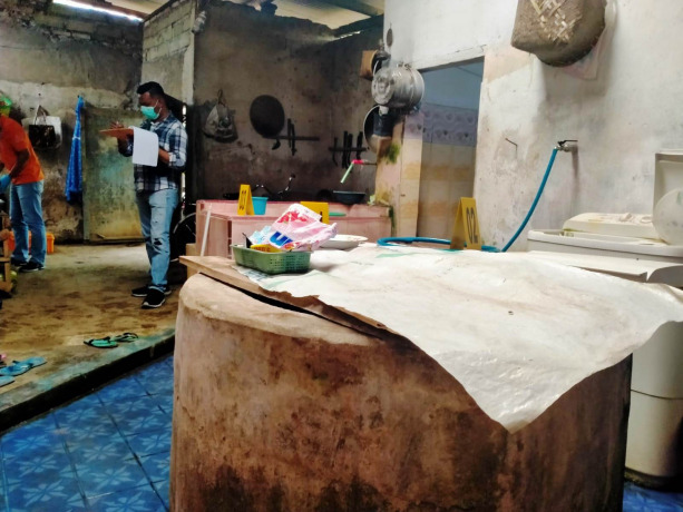TERTUTUP RAPAT: Kondisi sumur tempat bayi berusia 30 hari ditemukan meninggal. Selain tertutup, sumur itu juga menjadi satu dengan dapur dalam rumah.