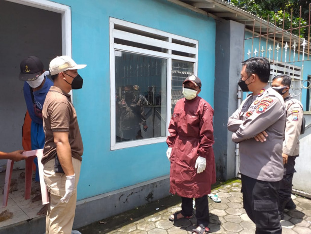 TELUSUR: Polsek Wuluhan bersama tim medis puskesmas sesuai melakukan pemeriksaan di lokasi kejadian Desa Kesilir, Kecamatan Wuluhan, Jember, Jumat (25/3).