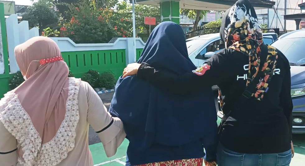 TERUNGKAP: Tersangka bersama sejumlah saksi saat akan dibawa ke Polres Jember untuk dimintai keterangan. Berdasarkan hasil penyidikan, polisi telah menetapkan Faridatul Nikmah, ibu kandung bayi sebagai tersangka.