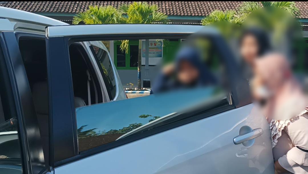 BABAK BARU: Polisi membawa keluarga korban untuk dimintai keterangan di Polres Jember, Jumat (25/3).
