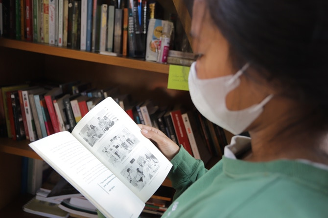 Salah satu pengunjung perpustakaan di kawasan Taman Situ Lembang, Menteng, Jakarta Pusat, di tempat itu masyarakat umum bisa meminjam dan menyumbangkan buku di perpustakaan tersebut.