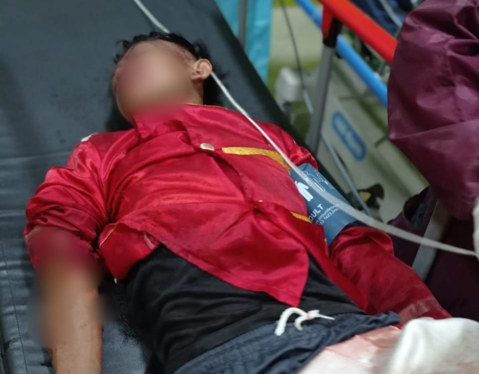 LUKA PARAH: Salah satu korban penumpang truk yang mengalami kecelakaan di jalur menuju Rembangan, Desa Kemuning Lor, Kecamatan Arjasa.