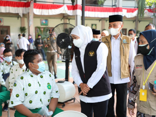 Membanggakan: Gubernur Jawa Timur Khofifah Indar Parawansa menyapa salah seorang pelajar ketika berkunjung ke sekolah. Khofifah bersyukur atas prestasi yang diraih para siswa SMA/SMK di Jatim di ajang kompetisi tingkat ASEAN.