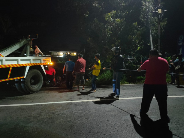 BUTUH WAKTU LAMA: Petugas Dishub Jember dibantu warga berusaha mengangkat pikap yang nyemplung di parit depan Kantor Bersama Samsat Jember, Senin (28/3) dini hari.