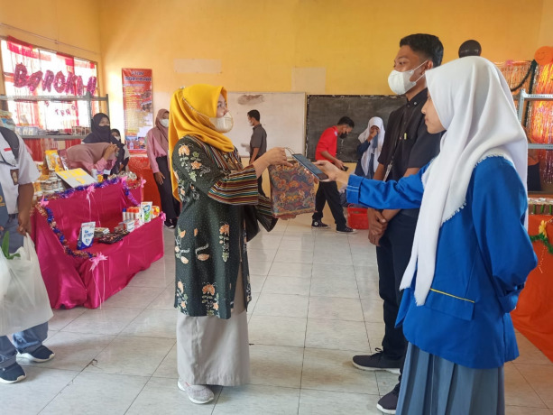 BERI APRESIASI: Wahyu Ekawati, M Pd, Pengawas SMK Provinsi Jawa timur berkunjung ke acara UKK 2022, Bazaar Keren SMK Al Hasan, pada Selasa, 29 Maret 2022.