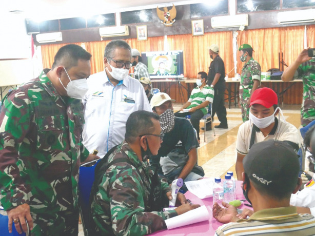 DITINJAU: General Manager PG Jatiroto bersama Dandim 0821 Lumajang meninjau pelaksanaan vaksinasi boster di Wisma Tamu PG Jatiroto, kemarin. Kali ini, vaksinasi menyasar seribu orang karyawan dan warga sekitar.