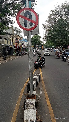 MELANGGAR: Pengguna jalan kerap mengabaikan aturan rambu lalu lintas larangan putar balik di Jalan Letjen Panjaitan.