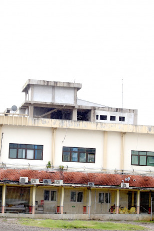 DISOROT LAGI: Bangunan Poli Rawat Jalan di RSD dr Soebandi kini diselidiki atas dugaan kasus korupsi karena mangkrak.