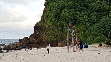 MULAI DIPERHATIKAN: Panorama alam di Pantai Papuma, Desa Lojejer, Kecamatan Wuluhan, telah beroperasi dengan sistem ticketing, dan pemerintah berencana membukanya gratis selama sebulan.