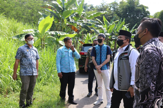 TINJAU SASARAN PEMBANGUNAN: Bupati Jember Hendy Siswanto berada di sekitar jalan Desa Panduman yang mengarah ke wisata SJ88 di sela-sela Wis Wayahe Jember Berbagi, kemarin.