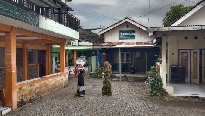 PUASA: Santri putri bercengkerama di halaman asrama Ponpes Ashri, Kelurahan Jember Kidul, Kecamatan Kaliwates.
