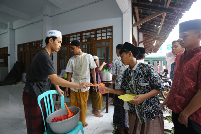 GUYUB: Santri Ponpes Darus Sholah bersiap untuk berbuka puasa di Kelurahan Tegal Besar, Kecamatan Kaliwates.