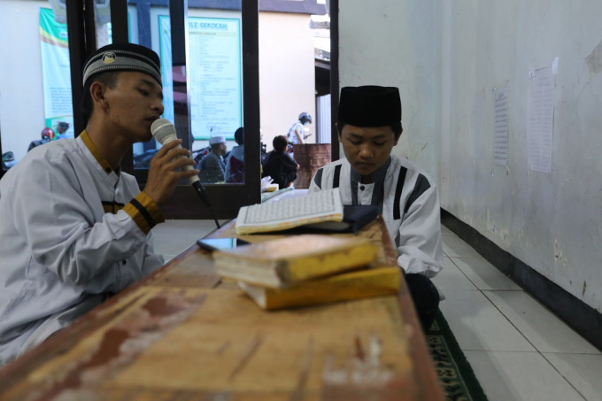 NGABUBURIT: Suasana santri di Ponpes Al Azhar, Kelurahan Tegal Besar, menunggu waktu berbuka puasa.