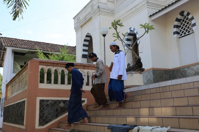 Santri seusai belajar kitab kuning di masjid Ponpes Raudatul Ulum, Desa Sumberwringin, Kecamatan Sukowono.