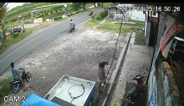 TEREKAM CCTV: Dua pelaku aksi pencurian sepeda motor sempat terekam kamera CCTV milik salah satu bengkel di Umbulsari.
