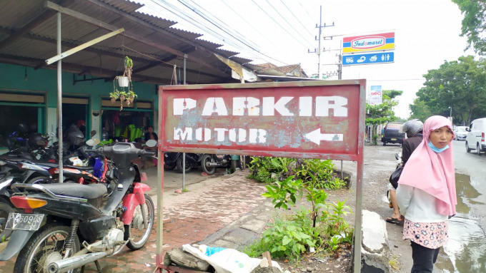 DIMINATI: Layanan jasa penitipan motor di dekat Terminal Tawang Alun Jember bisa menerima titipan hingga satu setengah tahun.