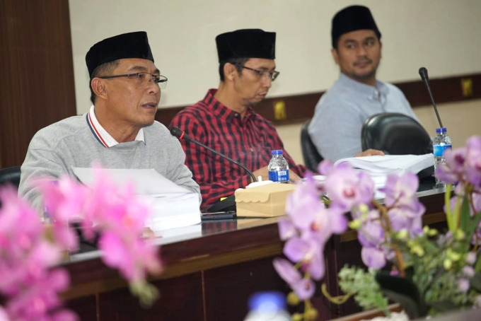 TUAI KRITIKAN: Pansus mengundang sejumlah unsur penting untuk memberi kritik dan masukan terhadap nota pengantar LKPJ Bupati Jember di ruang Banmus DPRD Jember, Rabu (6/4) malam.