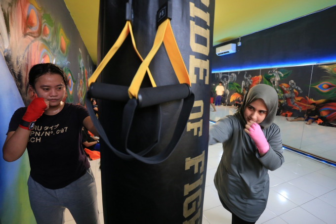 KELUARKAN AMARAH: Dua perempuan yang mengikuti kelas muay thai di Bengkel Otot. Samsak menjadi sasaran empuk untuk meluapkan emosi dan menghilang stres.