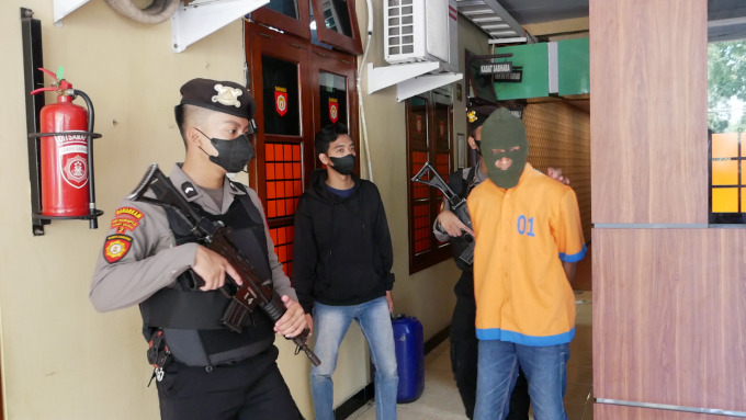 DITANGKAP: Salah satu komplotan pencuri sapi berinisial NS (38) saat diamankan di Mapolres Lumajang, pagi ini. Saat beraksi, pelaku bertindak sebagai penunjuk arah.