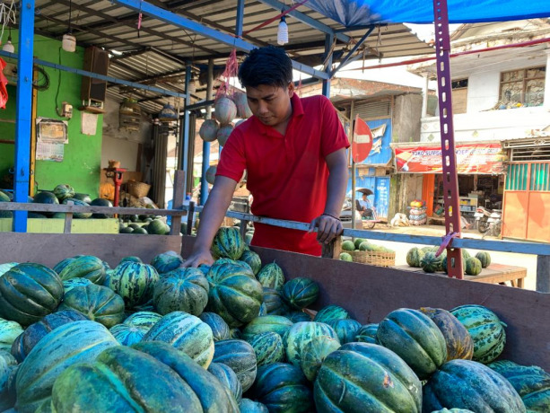 Salah satu pedagang blewah di Pasar Baru Lumajang. Buah yang jarang ditemukan di luar bulan puasa.