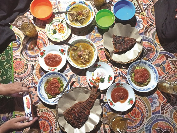 SAJIAN BUKA PUASA: Hidangan berbagai jenis makanan untuk disantap saat berbuka puasa perlu mengandung banyak protein dan kandungan makanan lainnya.