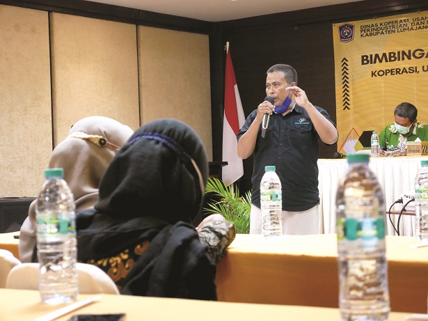 DILATIH: Salah satu pemateri dari BPS Lumajang saat memberikan materi kepada 140 enumerator KUMKM di Hotel Gajah Mada, Tompokersan, Lumajang. Mereka bakal mendata seluruh KUMKM lima bulan.