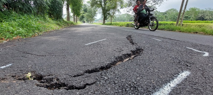 MENGELUPAS: Jalan penghubung Desa Cumedak dengan Desa Sukosari, Kecamatan Sukowono, yang baru diaspal sudah mengelupas.