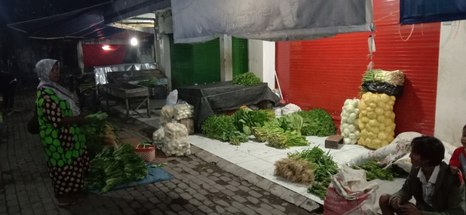 SEMANGAT: Pedagang sayur hijau di Pasar Mangli tetap berjualan di malam Lebaran.