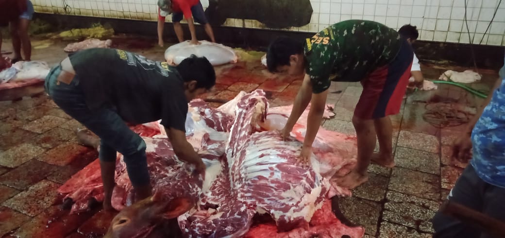 PEMOTONGAN: Tukang jagal di Rumah Pemotongan Hewan Jember kota tengah sibuk melakukan pemotongan sapi untuk memenuhi kebutuhan daging sapi selama Lebaran.