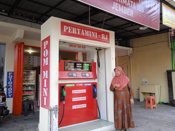 MENUNGGU: Pertamini kerap kehabisan stok BBM, dampak dari kenaikan pertamax, seperti di Jalan Karimata, Jember.