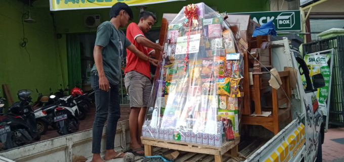 MASIH DIMINATI: Bingkisan atau parsel masih menjadi hadiah menarik di momen Lebaran setiap tahunnya. Selain itu, konsumen bisa request barang parsel sesuai selera.