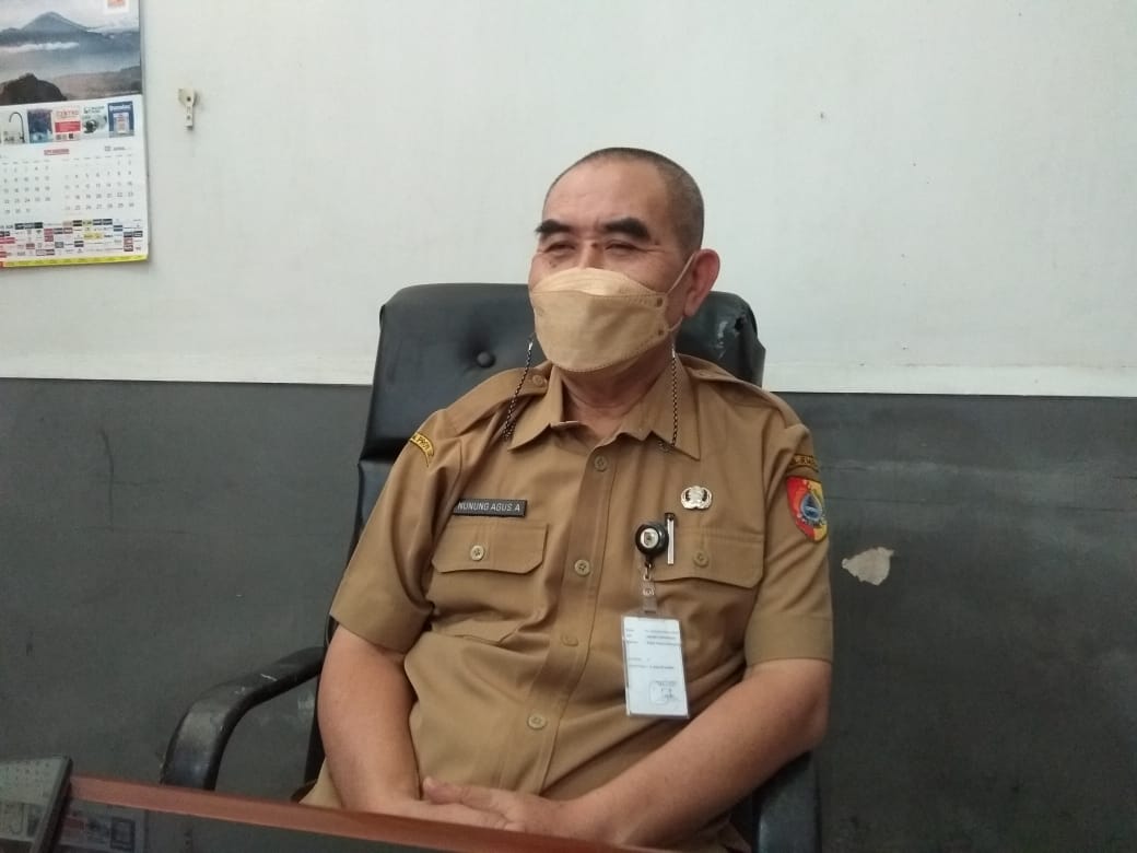 “Para kepala desa rutin kami lakukan pengawasan. Agar mereka konsisten bekerja sesuai tugas pokok dan fungsinya. Selain itu, agar mereka tidak melanggar regulasi yang berlaku.”  Nunung Agus   Kepala Bidang (Kabid) Pemerintahan Desa Dispemasdes Jember