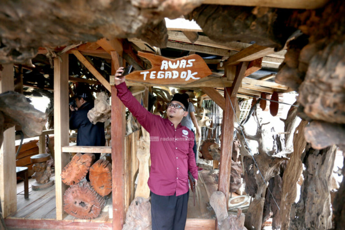 INOVATIF: Kades Sidomulyo Kecamatan Silo Kamiludin, ketika mempromosikan wisata rumah kayu di desanya.